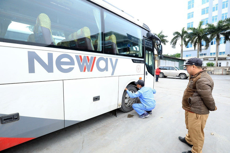 Kiểm định viên kiểm tra phương tiện tại trung tâm đăng kiểm 29-04V. (Ảnh: Tuấn Anh/TTXVN)