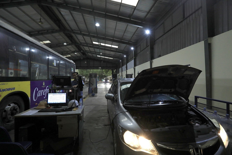 Các phương tiện đến đăng kiểm được tạo điều kiện dễ dàng, nhanh chóng. (Ảnh: Tuấn Anh/TTXVN)