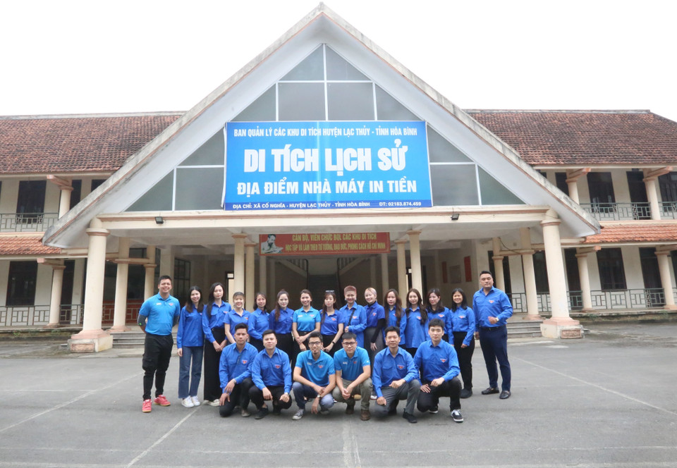 Các đoàn viên TTXVN chụp ảnh kỷ niệm tại Khu di tích lịch sử Nhà máy in tiền đầu tiên của chính quyền cách mạng Việt Nam tại Hòa Bình.( Ảnh: Tuấn Đức/TTXVN)