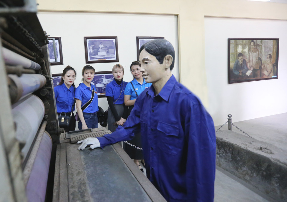 Các đoàn viên Thông tấn xã Việt Nam tham quan Khu di tích lịch sử Nhà máy in tiền đầu tiên của chính quyền cách mạng Việt Nam tại Hòa Bình.( Ảnh: Tuấn Đức/TTXVN)