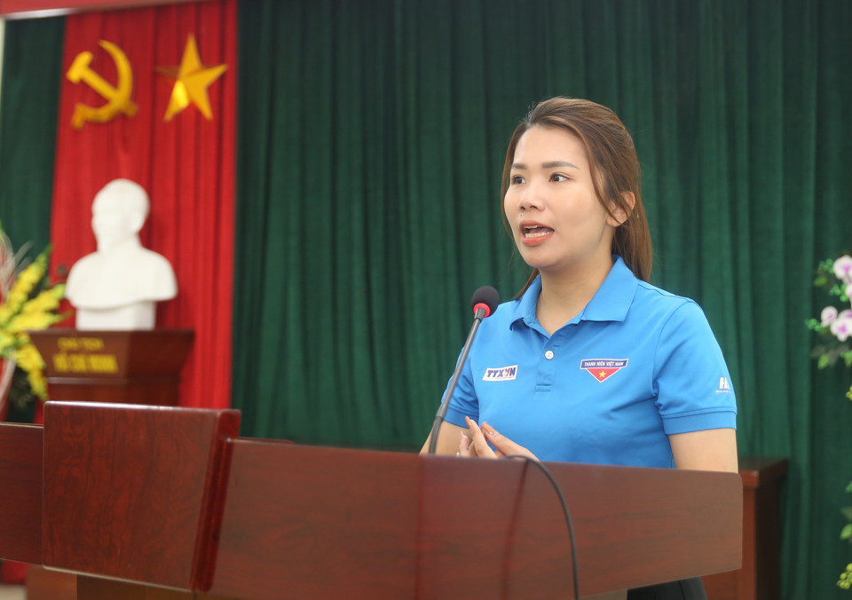 Phó Bí thư chuyên trách Đoàn Thanh niên Thông tấn xã Việt Nam Cao Chử Diệu Linh phát biểu tại buổi tọa đàm( Ảnh: Tuấn Đức/TTXVN)