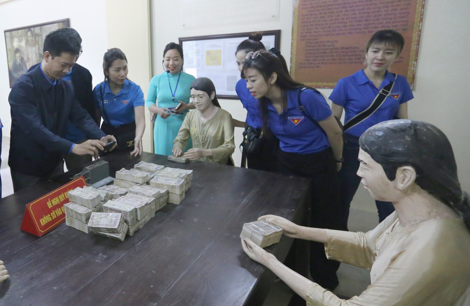 Các đoàn viên Thông tấn xã Việt Nam tham quan Khu di tích lịch sử Nhà máy in tiền đầu tiên của chính quyền cách mạng Việt Nam tại Hòa Bình.( Ảnh: Tuấn Đức/TTXVN)