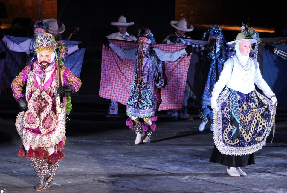 Những bộ trang phục sặc sỡ mặc vào các dịp lễ hội của người dân Michoacan.( Ảnh: TTXVN phát)