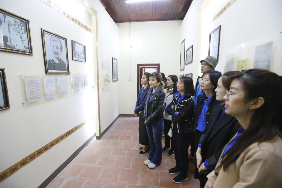 Các đoàn viên Thông tấn xã Việt Nam tham quan Khu di tích lịch sử Nhà máy in tiền đầu tiên của chính quyền cách mạng Việt Nam tại Hòa Bình.( Ảnh: Tuấn Đức/TTXVN)