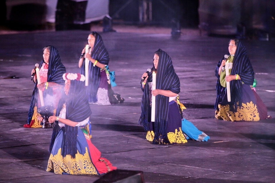  Phụ nữ Tarascans thực hiện nghi lễ cầu thần linh. (Ảnh: TTXVN phát)