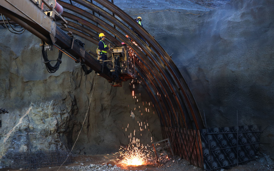 Công nhân thi công trần cửa ống hầm bên trái hầm số 3 gói thầu XL3. (Ảnh: Phạm Cường/TTXVN)