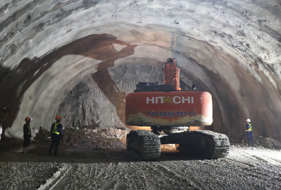 Thi công sâu bên trong hầm số 3 tuyến cao tốc Quảng Ngãi-Hoài Nhơn. (Ảnh: Phạm Cường/TTXVN)