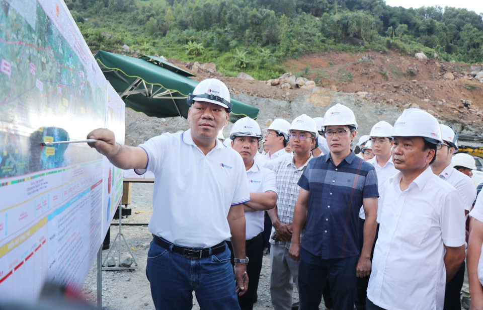 Thứ trưởng Bộ Giao thông Vận tải Nguyễn Danh Huy (ngoài cùng bên phải) kiểm tra hiện trường thi công hầm cao tốc Quảng Ngãi-Hoài Nhơn. (Ảnh: Phạm Cường/TTXVN)