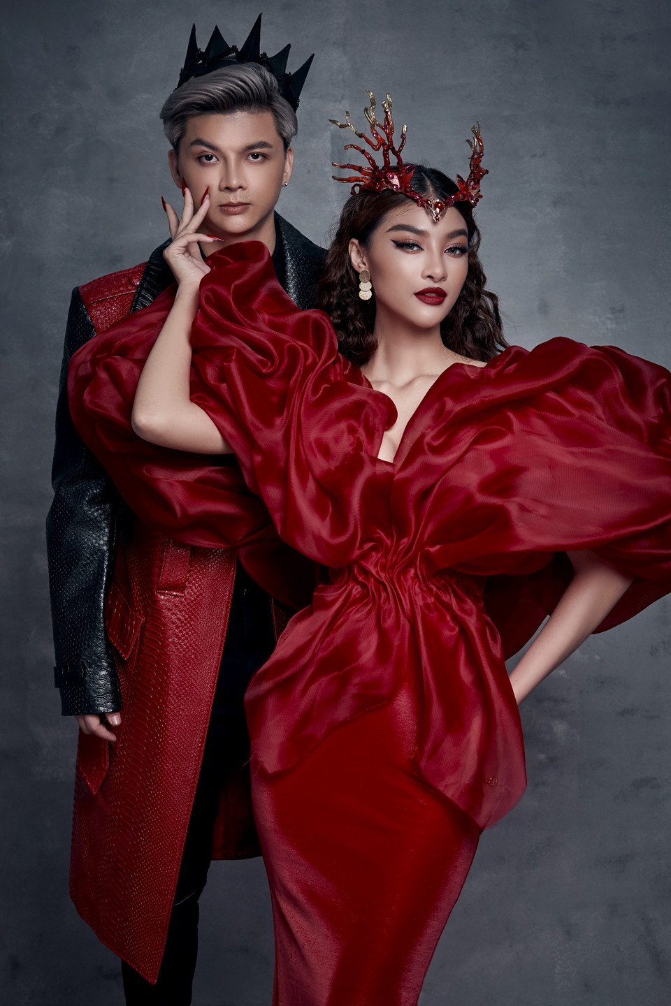 Bộ ảnh lần này thể hiện ba tông màu chủ đạo đỏ, đen, trắng, tạo nên sức hút huyền bí. (Ảnh: CTV/Vietnam+)