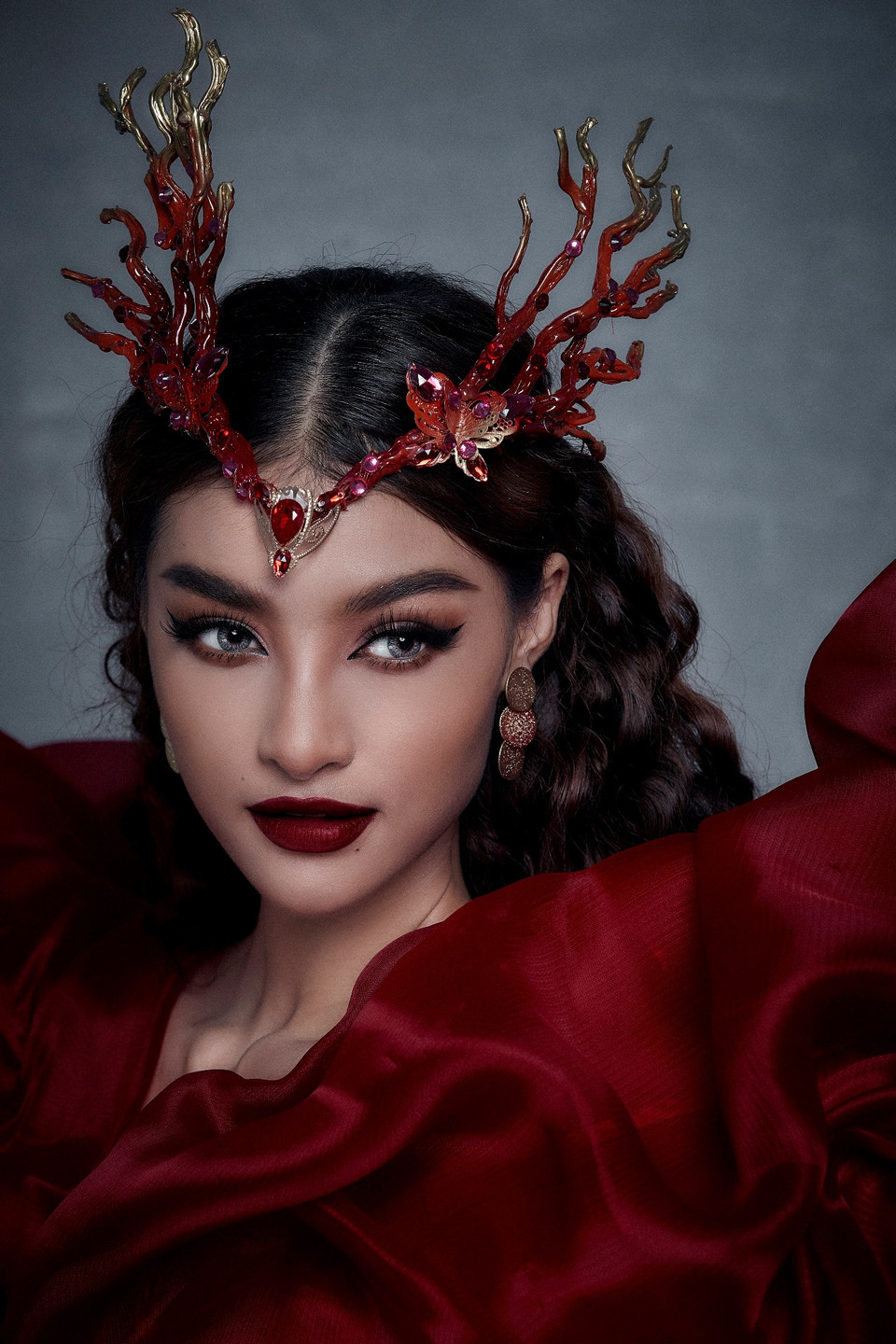 Tận dụng lợi thế ngoại hình, cô nàng tiếp tục xây dựng hình tượng Nữ hoàng không chỉ về nhan sắc mà còn cả trong âm nhạc. Đặc biệt, chiếc vương miện lửa của nàng Á hậu còn tượng trưng cho sự đam mê, lòng nhiệt huyết và dám bứt phá mọi giới hạn bản thân. (Ảnh: CTV/Vietnam+)