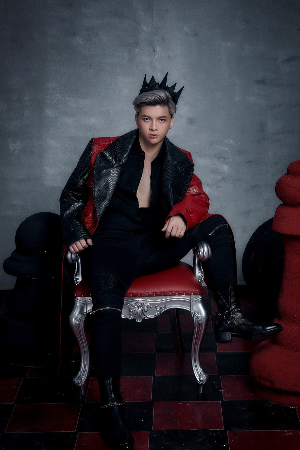 Bước ra từ Học viện Âm nhạc Quốc gia Việt Nam, Kent Trần đã có bốn năm kinh nghiệm trong nghề sản xuất âm nhạc và trước đây cũng từng là thành viên của ban nhạc Màu Nước. Kent Trần cũng từng hợp tác nhiều tên tuổi như: Tuấn Hưng, Hà Lê, Bùi Lan Hương, Vũ Cát Tường, Trung Quân Idol... (Ảnh: CTV/Vietnam+)