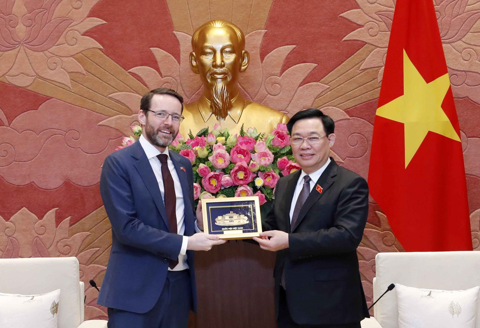 Chủ tịch Quốc hội Vương Đình Huệ tặng quà lưu niệm cho Đại sứ Vương quốc Liên hiệp Anh và Bắc Ireland tại Việt Nam Iain Frew. (Ảnh: Nhan Sáng/TTXVN)