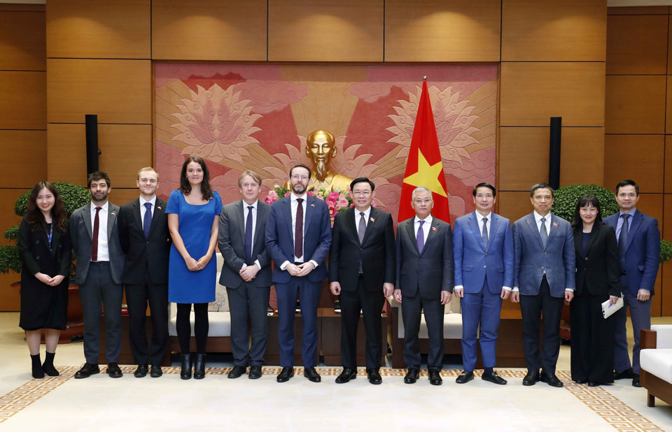 Chủ tịch Quốc hội Vương Đình Huệ chụp ảnh chung với các đại biểu. (Ảnh: Nhan Sáng/TTXVN)