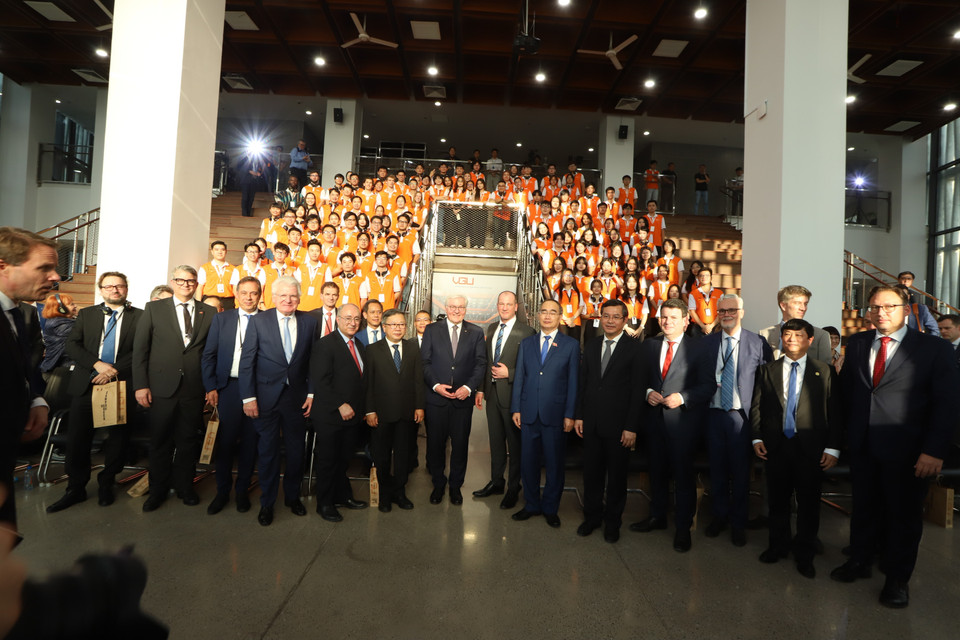 Tổng thống Cộng hòa Liên bang Đức Frank-Walter Steinmeier chụp ảnh chung với cán bộ và sinh viên Trường Đại học Việt-Đức. (Ảnh: TTXVN phát)