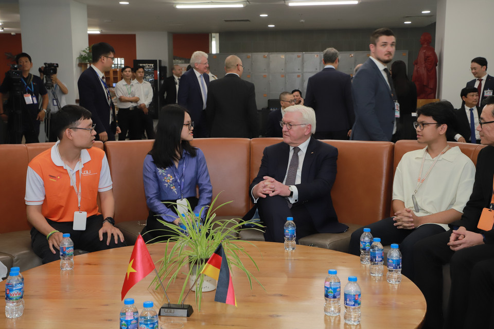 Tổng thống Đức trò chuyện với các sinh viên Trường Đại học Việt-Đức. (Ảnh: TTXVN phát)
