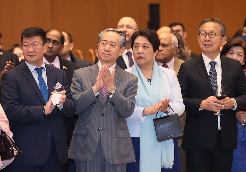 Đại sứ và Phu nhân các nước, các tổ chức quốc tế tham dự buổi tiệc. (Ảnh: Dương Giang/TTXVN)