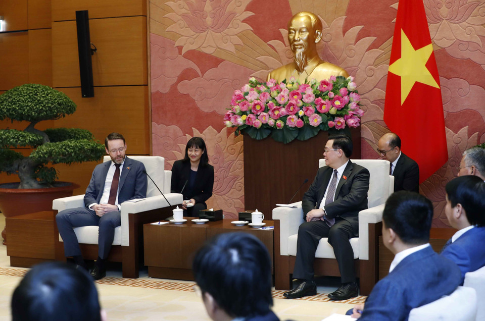 Chủ tịch Quốc hội Vương Đình Huệ tiếp Đại sứ Vương quốc Liên hiệp Anh và Bắc Ireland tại Việt Nam Iain Frew. (Ảnh: Nhan Sáng/TTXVN)