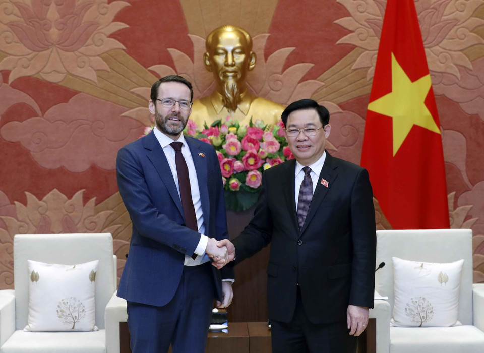 Chiều 24/1/2024, tại Nhà Quốc hội, Chủ tịch Quốc hội Vương Đình Huệ tiếp Đại sứ Vương quốc Liên hiệp Anh và Bắc Ireland tại Việt Nam Iain Frew. (Ảnh: Nhan Sáng/TTXVN)