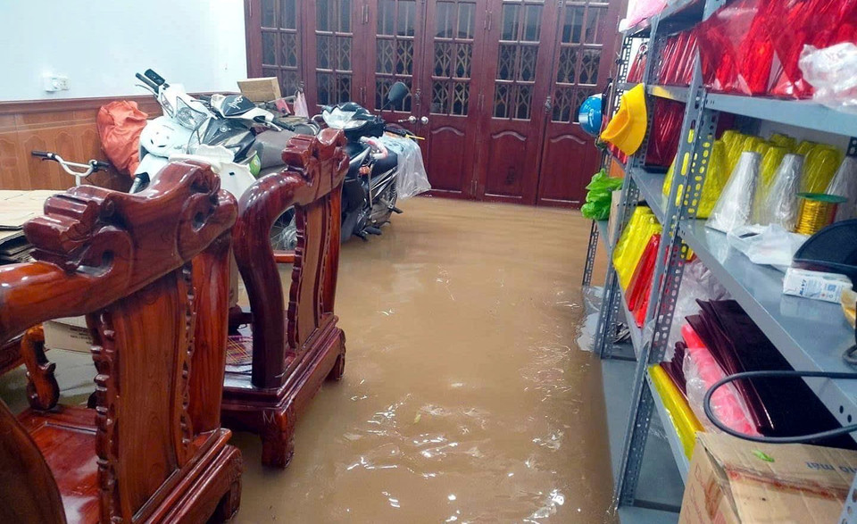 Nhiều nhà dân bị nước tràn vào, đồ đạc phải di chuyển lên cao. (Ảnh: Nguyễn Lành/TTXVN)