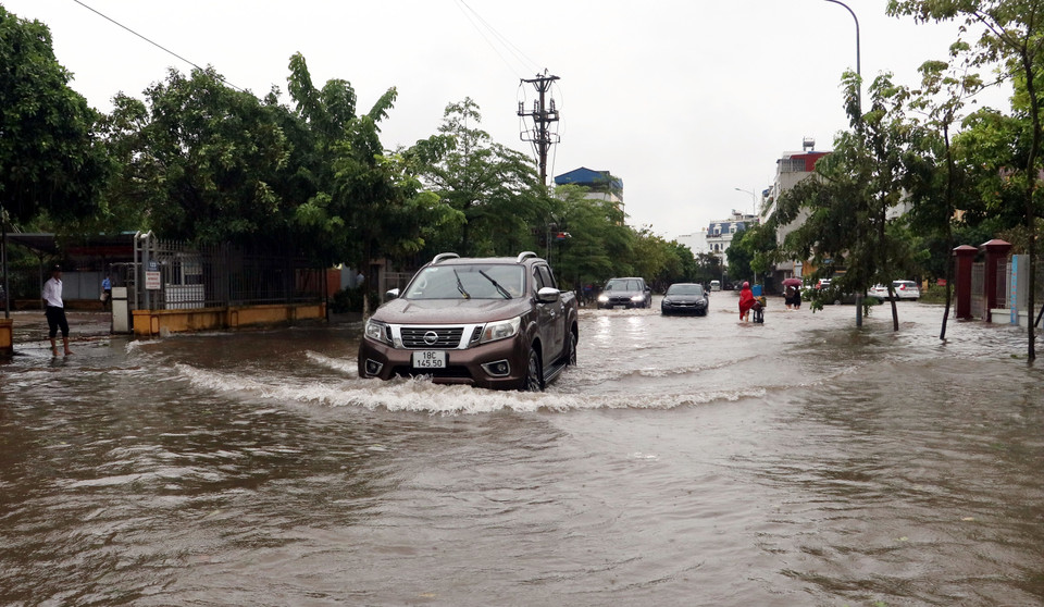 Đường Nguyễn Đức Thuận, thành phố Nam Định ngập sâu sau trận mưa lớn. (Ảnh: Nguyễn Lành/TTXVN)