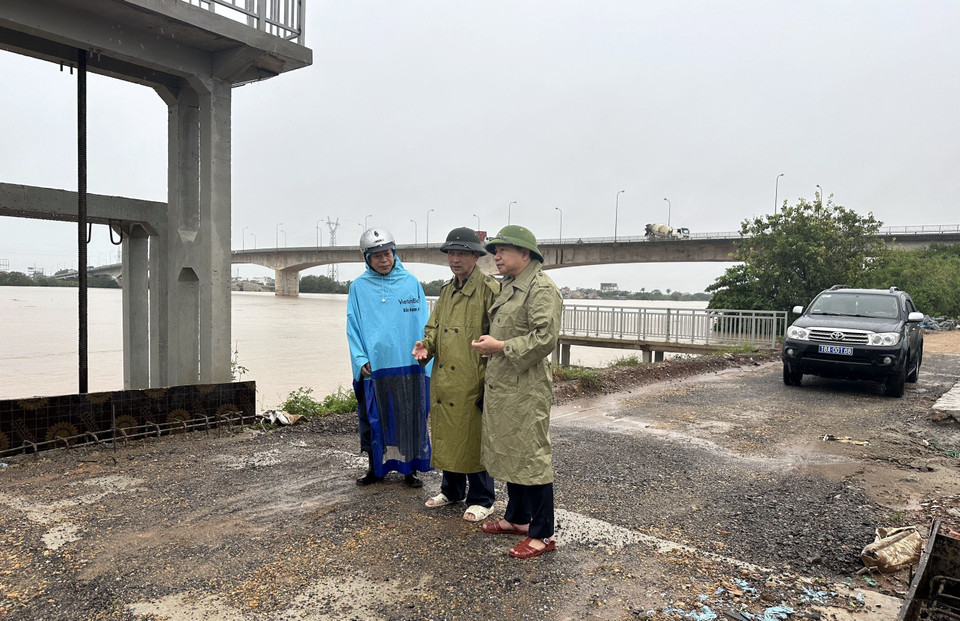 Lãnh đạo thành phố Nam Định kiểm tra, chỉ đạo công tác tiêu thoát nước. (Ảnh: TTXVN phát)