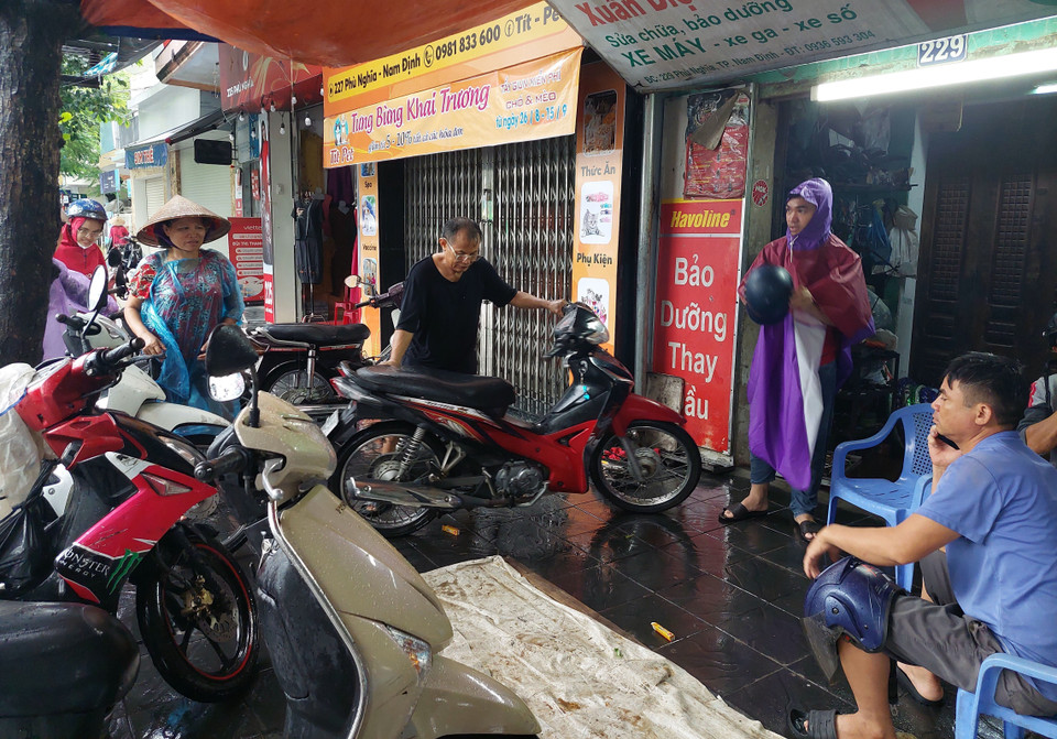 Nhiều người dân thành phố Nam Định phải đưa xe đi sửa do đi vào đường ngập. (Ảnh: Nguyễn Lành/ TTXVN)