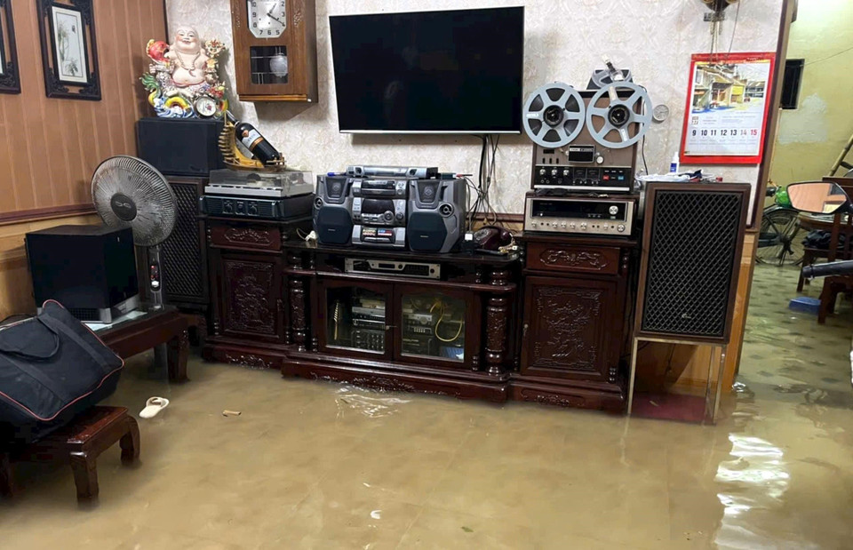Nhiều nhà dân bị nước tràn vào, đồ đạc phải di chuyển lên cao. (Ảnh: Nguyễn Lành/TTXVN)