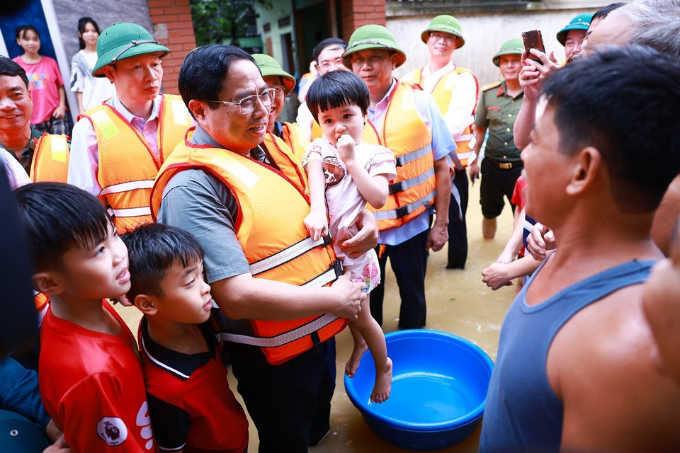 Thủ tướng Phạm Minh Chính đến kiểm tra, thăm hỏi động viên nhân dân xã Vân Hà, huyện Việt Yên, tỉnh Bắc Giang. (Ảnh: Dương Giang/TTXVN)