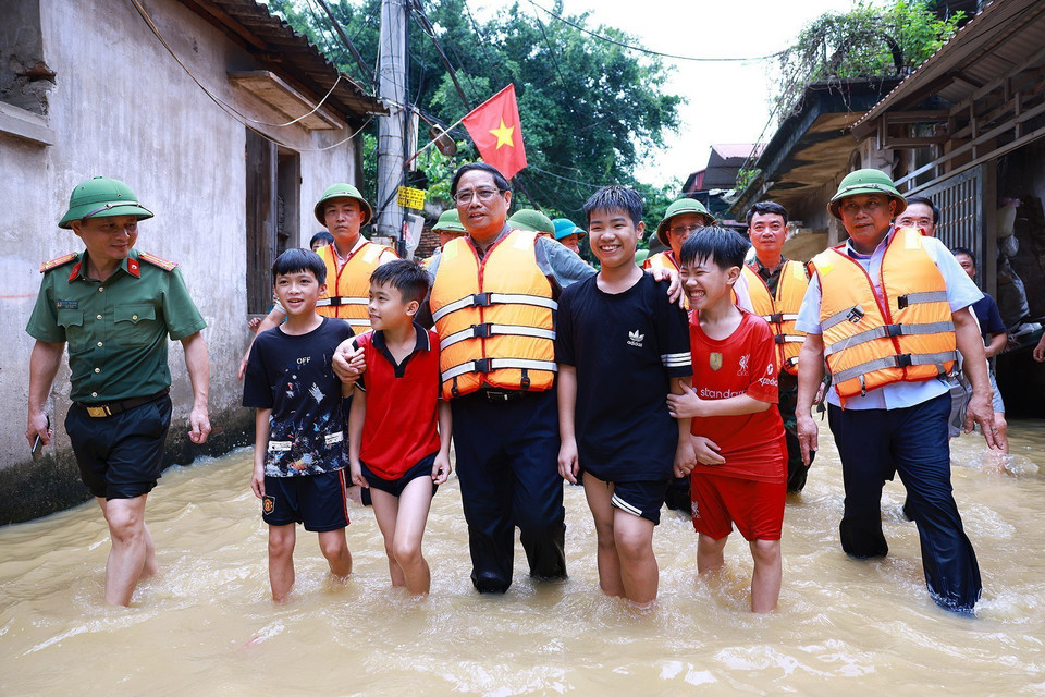 Thủ tướng Phạm Minh Chính đến kiểm tra, thăm hỏi động viên nhân dân xã Vân Hà, huyện Việt Yên, tỉnh Bắc Giang. (Ảnh: Dương Giang/TTXVN)