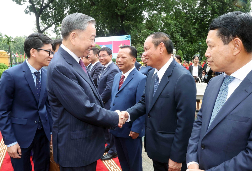 Tổng Bí thư, Chủ tịch nước Tô Lâm bắt tay các thành viên Đoàn Lào. (Ảnh: Trí Dũng/TTXVN)