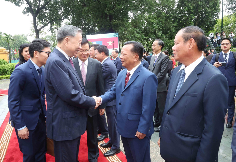 Tổng Bí thư, Chủ tịch nước Tô Lâm bắt tay các thành viên Đoàn Lào. (Ảnh: Trí Dũng/TTXVN)