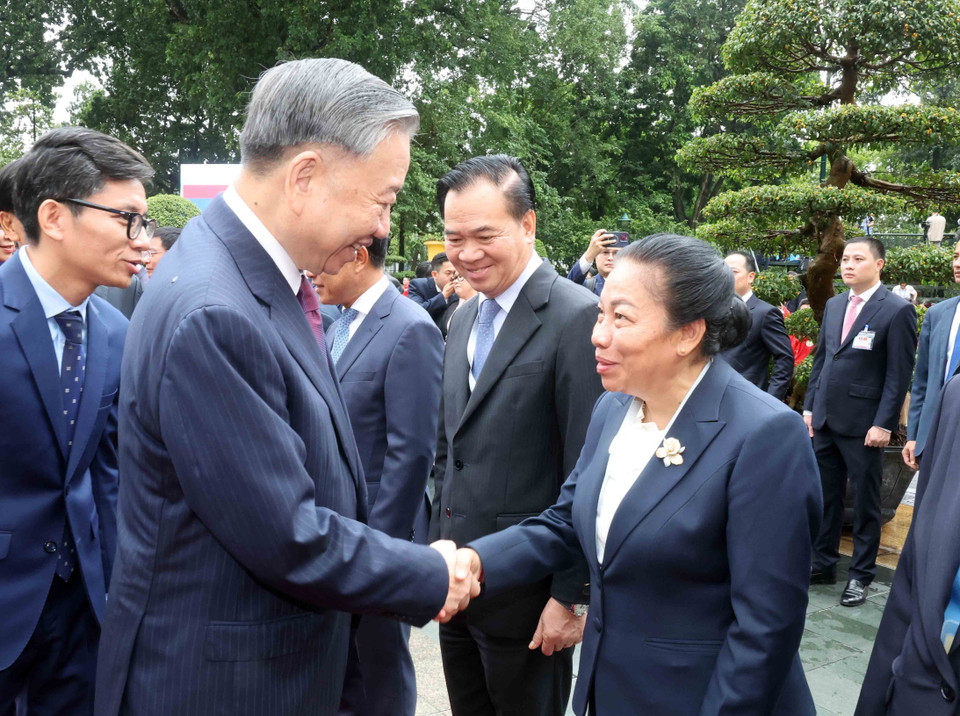 Tổng Bí thư, Chủ tịch nước Tô Lâm bắt tay các thành viên Đoàn Lào. (Ảnh: Trí Dũng/TTXVN)