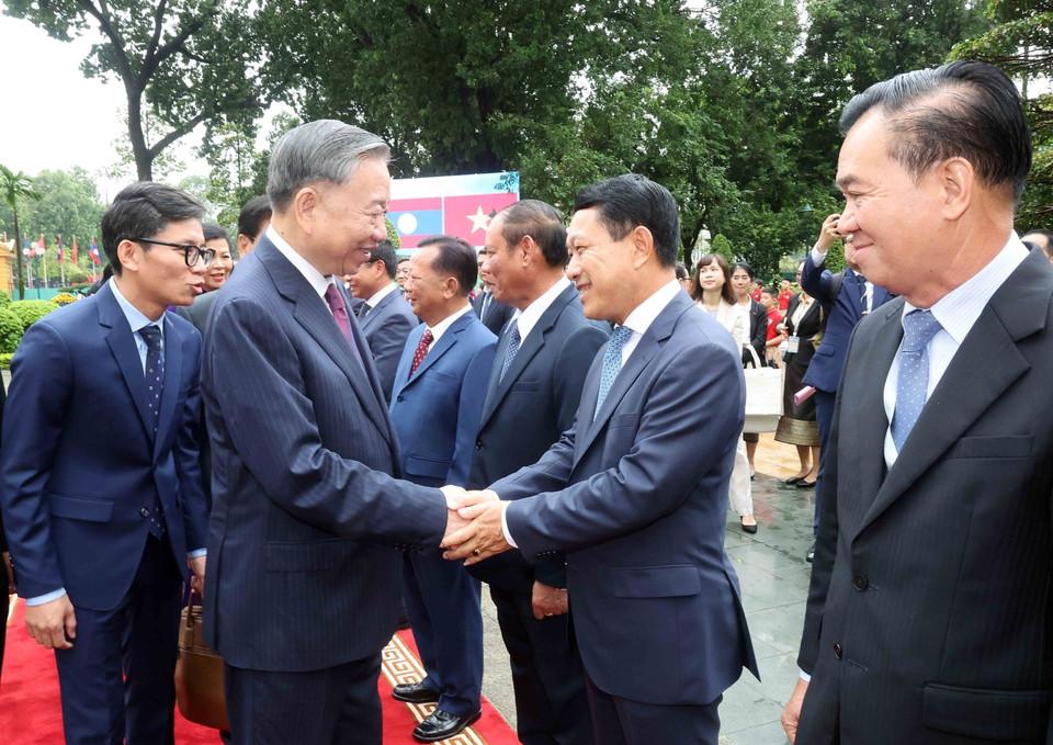 Tổng Bí thư, Chủ tịch nước Tô Lâm bắt tay các thành viên Đoàn Lào. (Ảnh: Trí Dũng/TTXVN)