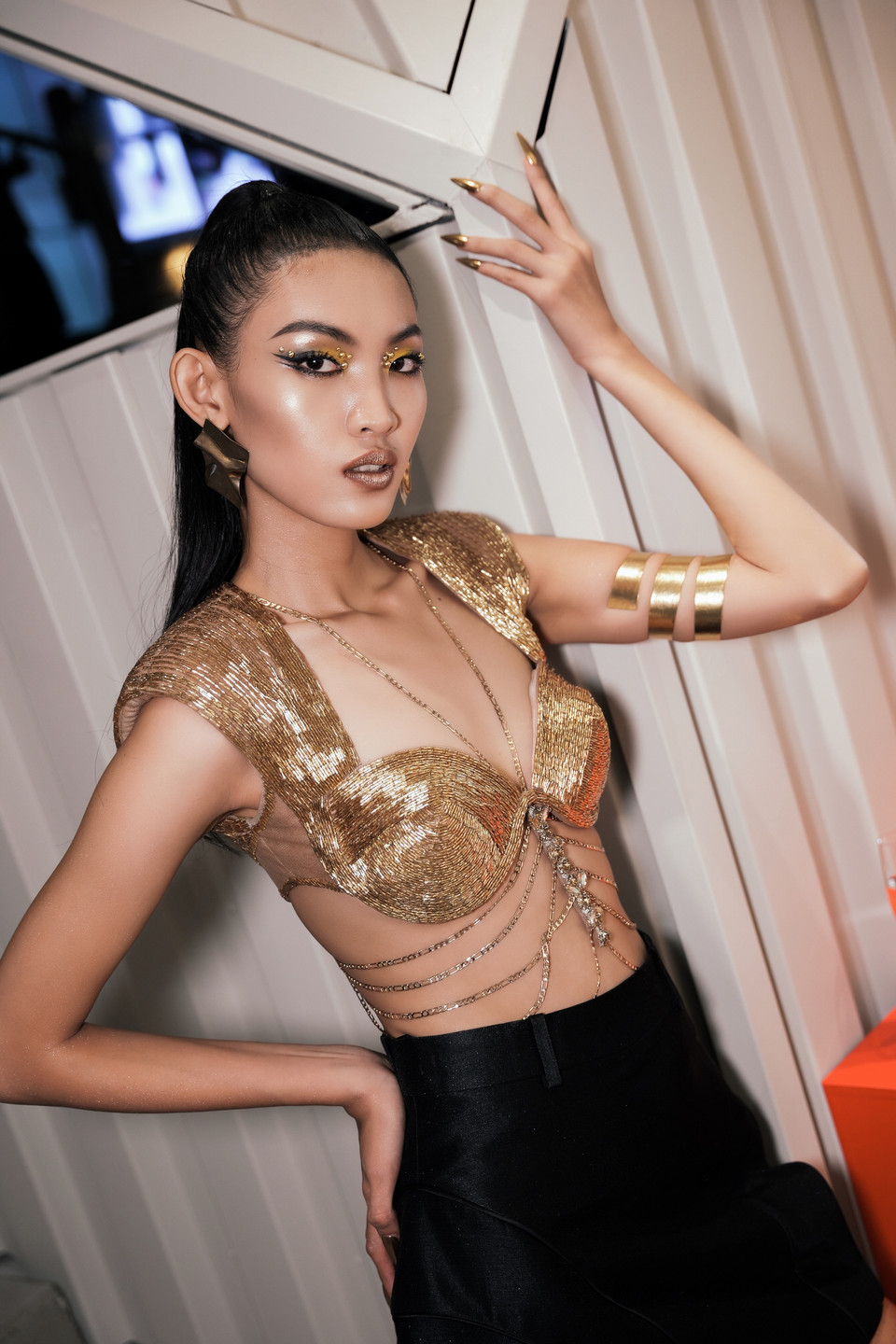 Đúng với tinh thần ‘superstar’ của sự kiện mà Tú Anh tham gia, cô đã thu hút người đối diện bằng sắc vàng kim óng ánh đầy lôi cuốn. Cô nàng lựa chọn chân váy ngắn phối cùng áo cúp ngực, cut-out quyến rũ nhưng không phô, lối trang điểm ấn tượng và đôi boot vẫn là ‘vũ khí’ được sử dụng để khéo khoe đôi chân dài thẳng. (Ảnh: PV/Vietnam+)