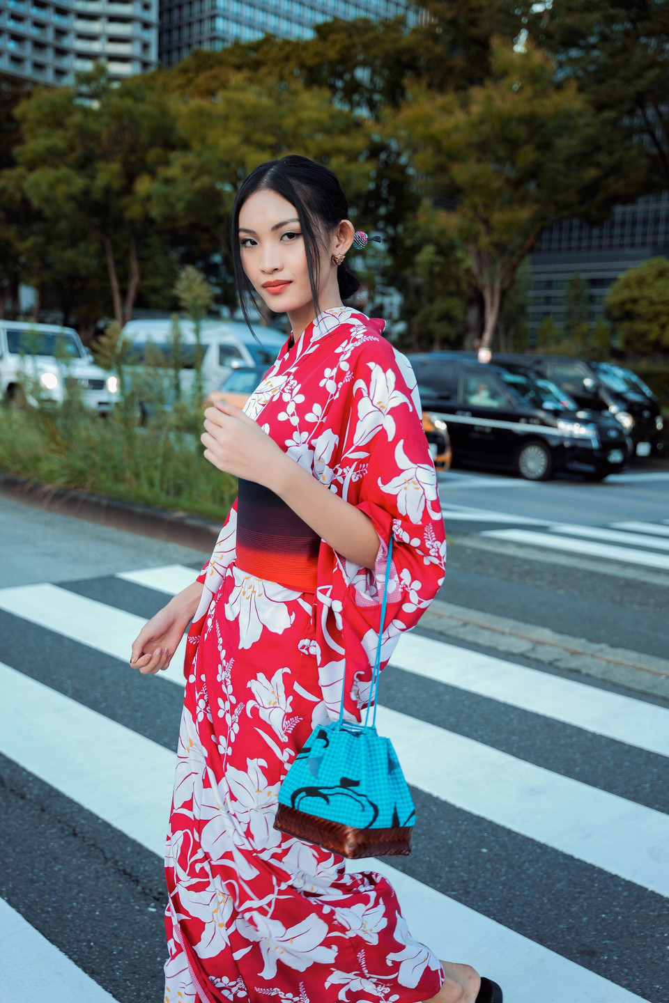 Cuối cùng, chắc chắn không thể thiếu được những bộ trang phục Yukata truyền thống, Tú Anh hóa thân thành cô gái ‘xứ hoa anh đào’ khi diện Yukata với họa tiết bắt mắt cùng đôi guốc Geta - nét đặc trưng của người dân Nhật Bản. (Ảnh: PV/Vietnam+)