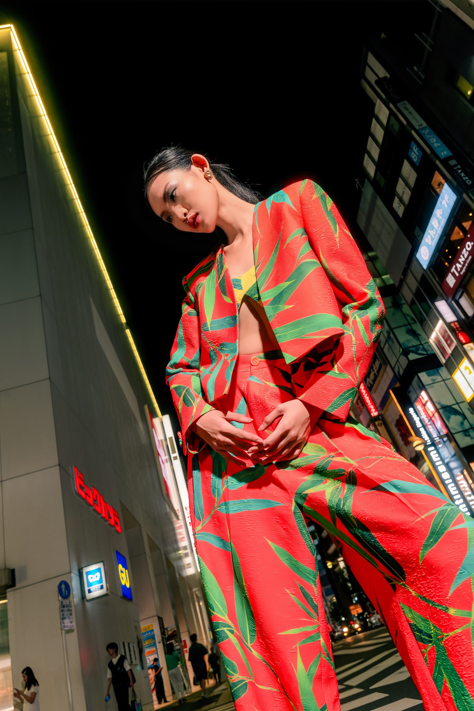 Một bộ cánh color block quá khổ phối cùng croptop được điểm họa tiết lá tre với tông màu neon rực rỡ khiến Tú Anh vô cùng nổi bật. (Ảnh: PV/Vietnam+)