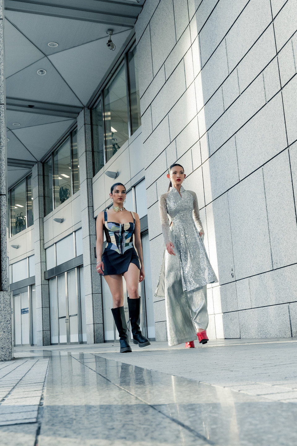 Không thể thiếu thiết kế đậm chất Việt Nam, Tú Anh đã mang đến Tokyo một hình ảnh áo dài truyền thống có phần tà cách tân ngắn tạo vẻ năng động, kết hợp chất liệu vải sequin lấp lánh của nhà thiết kế Trần An Vi. Thiết kế tuy đơn giản nhưng vẫn không kém phần nổi bật. (Ảnh: PV/Vietnam+)