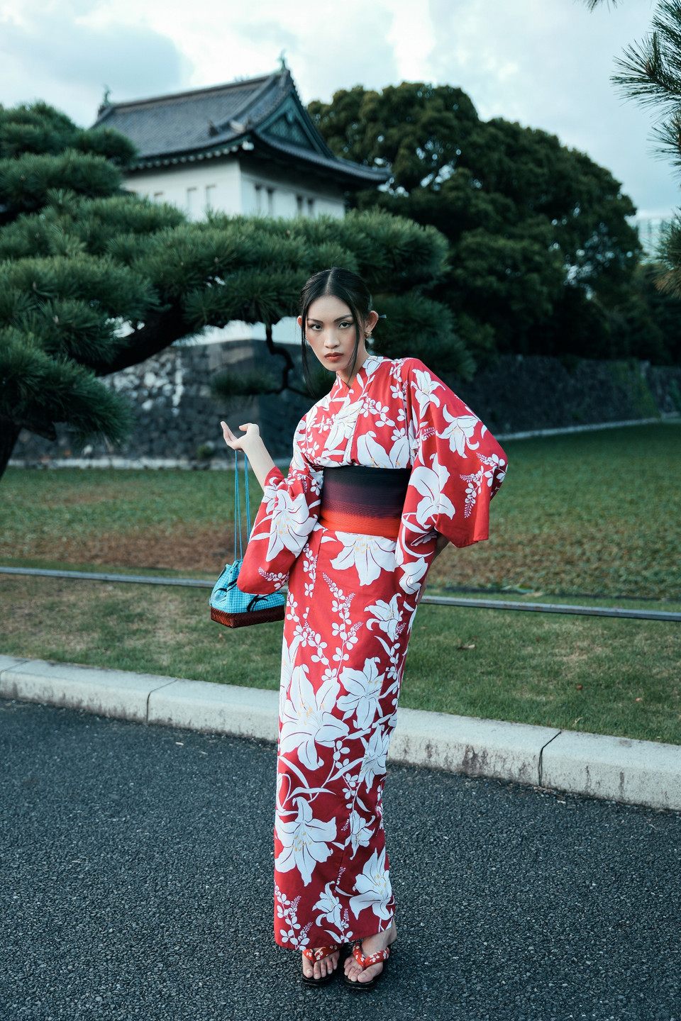 Tú Anh cho biết, trước ngày lên đường, cô nàng đã học cách tự trang điểm, làm tóc cấp tốc trong vòng 5 ngày để có thể tự thực hiện cho mình. Đây quả là một điều không hề dễ dàng và đòi hỏi nỗ lực của Tú Anh. (Ảnh: PV/Vietnam+)