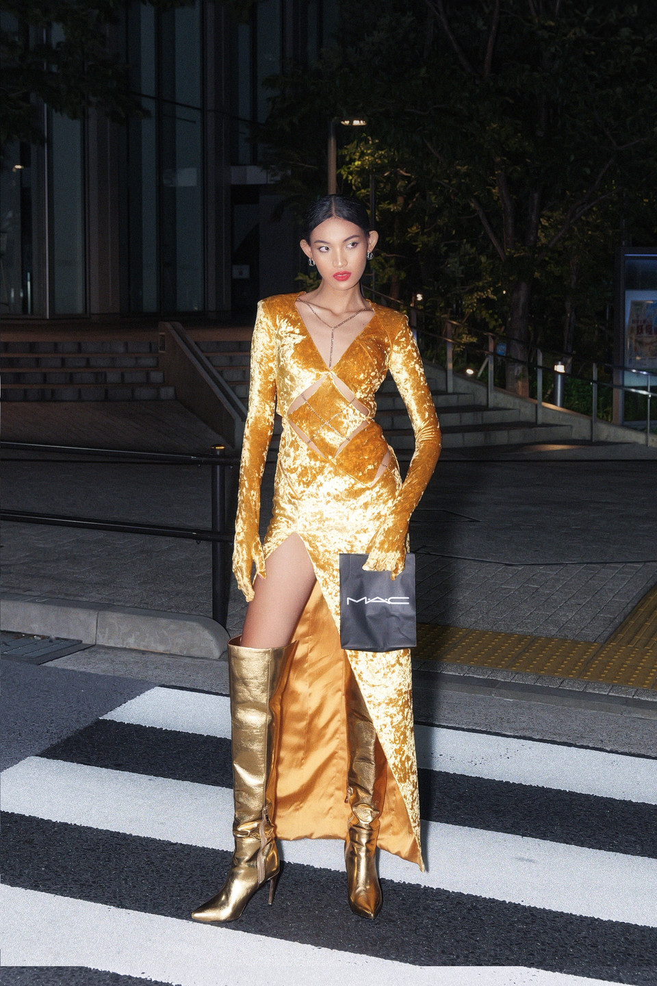 Tú Anh cho biết trong các sự kiện quan trọng, cô thường chọn trang phục của nhà thiết kế trẻ Lý Giám Tiền. Diện thiết kế vàng gold cắt xẻ tinh tế, khoe trọn đôi chân dài gợi cảm, Tú Anh kết hợp cùng đôi boot cao chất liệu metallic, vừa thời trang vừa khác biệt. Đặc biệt, điểm nhấn ở phần tay áo nối liền găng tay trên chất liệu nhung tạo vẻ kiêu sa. (Ảnh: PV/Vietnam+)