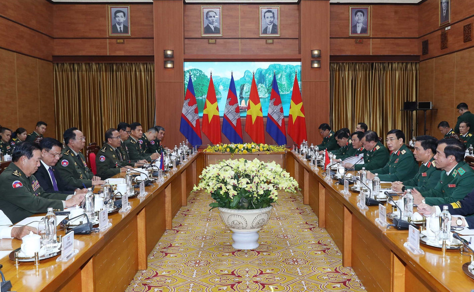 Đại tướng, Bộ trưởng Quốc phòng Phan Văn Giang và Đại tướng Tea Banh, Phó Thủ tướng, Bộ trưởng Quốc phòng Vương quốc Campuchia hội đàm. (Ảnh: Trọng Đức/TTXVN)