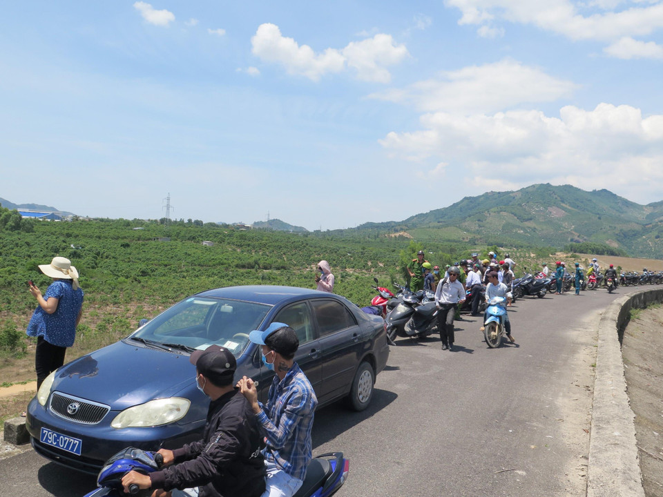 Khu vực máy bay rơi nằm gần một tuyến đường giao thông. (Ảnh: TTXVN)