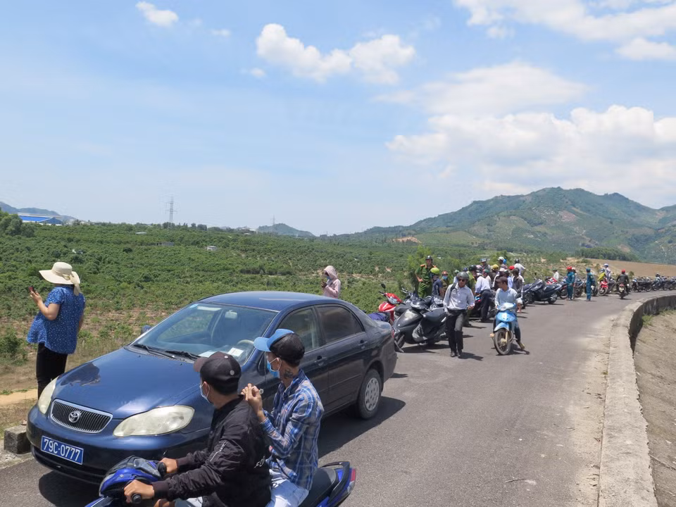 Khu vực máy bay rơi nằm gần một tuyến đường giao thông. (Ảnh: TTXVN)