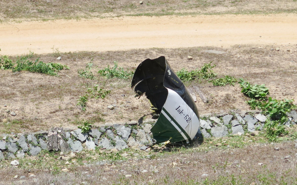 Một mảnh vỡ của máy bay có mang ý hiệu 'Ika-52.' Đây cũng là tên của một loại máy bay huấn luyện quân sự. (Ảnh: TTXVN)