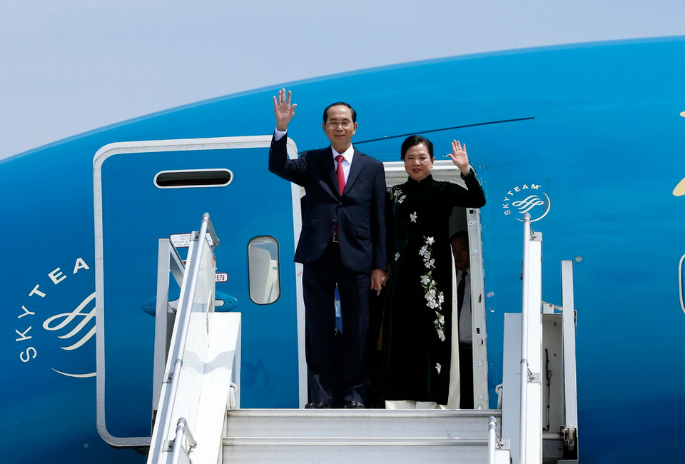 Chủ tịch nước Trần Đại Quang và Phu nhân tại sân bay Bole, Addis Ababa, Ethiopia. (Ảnh: Nhan Sáng/TTXVN)