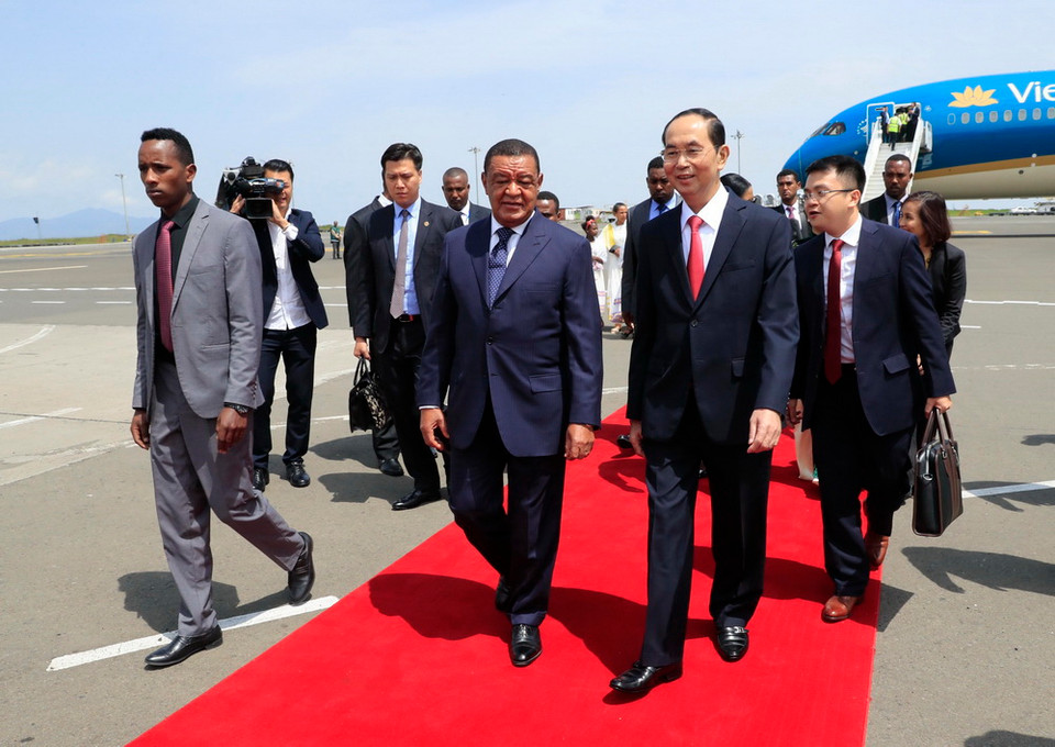 Tổng thống Mulatu Teshome đón Chủ tịch nước Trần Đại Quang tại sân bay Bole. (Ảnh: Nhan Sáng/TTXVN)