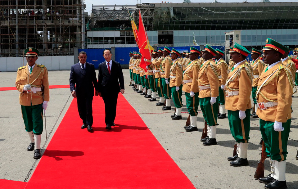 Chủ tịch nước Trần Đại Quang và Tổng thống Mulatu Teshome duyệt đội danh dự. (Ảnh: Nhan Sáng/TTXVN)