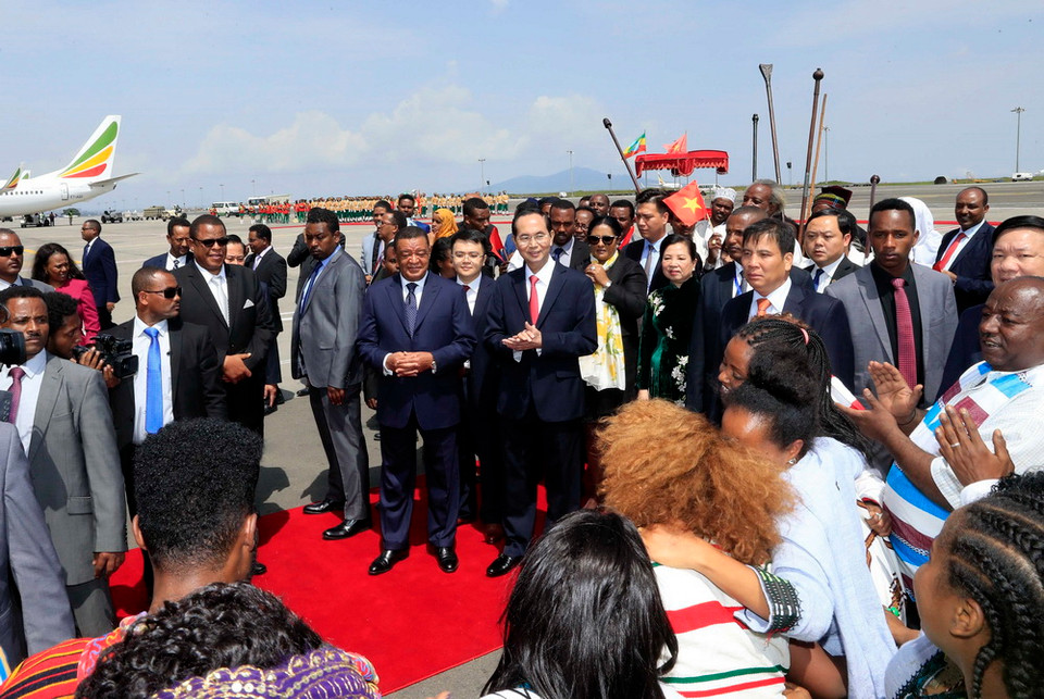 Tổng thống Mulatu Teshome và Phu nhân giới thiệu với Chủ tịch nước Trần Đại Quang và Phu nhân điệu múa truyền thống của Ethiopia. (Ảnh: Nhan Sáng/TTXVN)