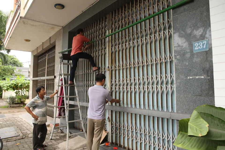 Người dân Đà Nẵng khẩn trương gia cố cửa ngõ để ứng phó với bão số 4.(Ảnh: Trần Lê Lâm/TTXVN)