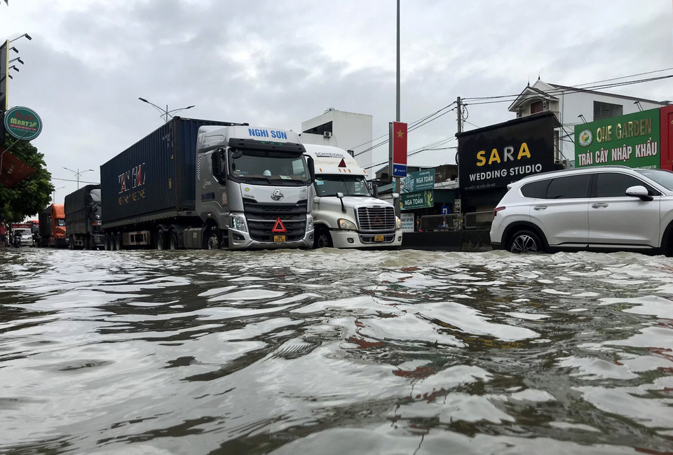 Do lưu thông qua đoạn đường ngập khó khăn nên đã xảy ra tình trạng ùn ứ kéo dài gần 2km trên Quốc lộ 1A (đoạn qua trị trấn Cầu Giát, huyện Quỳnh Lưu). (Ảnh: Văn Tý/TTXVN)