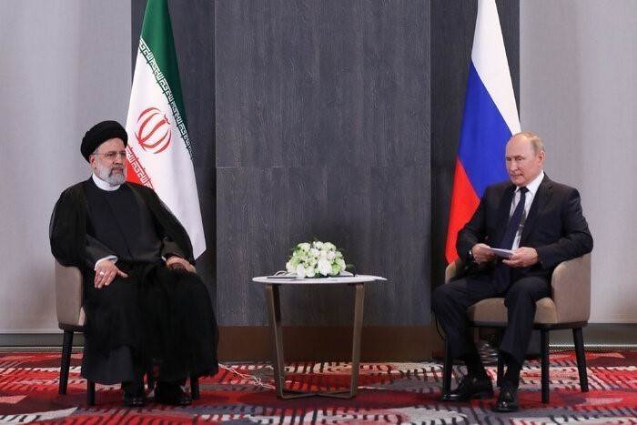 Quan hệ giữa Nga và Iran đang phát triển tích cực. Đây là đánh giá của Tổng thống Nga Vladimir Putin (phải) trong cuộc gặp Tổng thống Iran Ebrahim Raisi (trái), diễn ra ngày 15/9/2022 bên lề hội nghị thượng đỉnh Tổ chức Hợp tác Thượng Hải (SCO) tại thành phố Samarkand của Uzbekistan. (Ảnh: IRNA/ TTXVN)